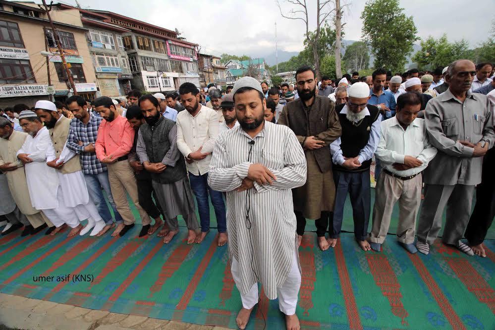 On Geelani’s appeal, funeral prayers in absentia held for Motiur Rahman